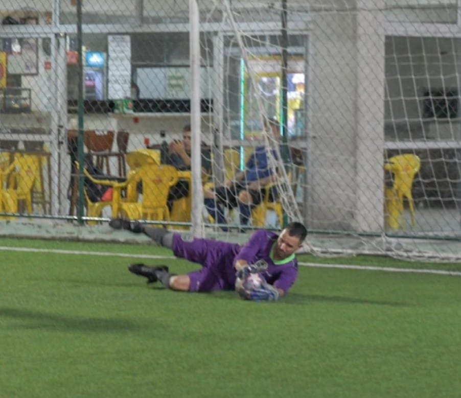 Goleiro fazendo defesa espetacular