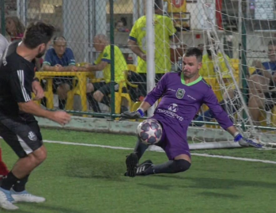 Goleiro em ação fazendo defesa