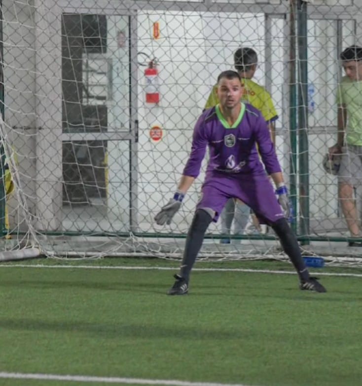 Goleiro em posição de defesa